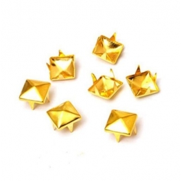 Piramide Studs Goud 4mm